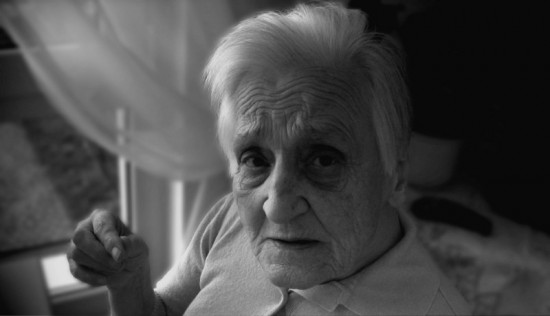 Deze oude mevrouw wordt snel dementer. Maar demente bejaarden komen zelden toe aan euthanasie.